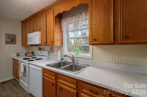 Kitchen - 1371 Millrace Dr, Conover, NC 28613 photo 2 of 2