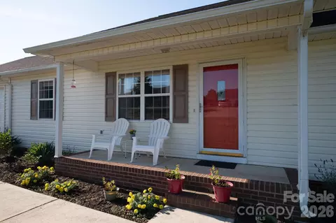 1371 Millrace Dr, Conover, NC 28613
