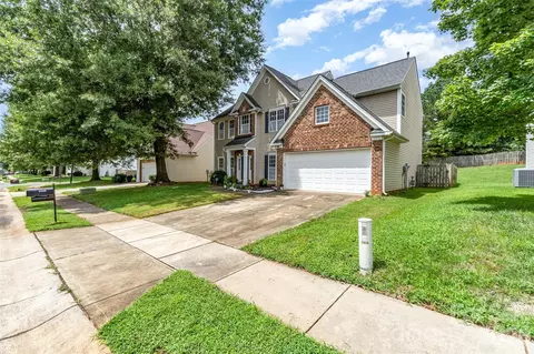2823 Oakdale Pasture Dr, Charlotte, NC 28216