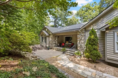 516 Overlook Dr, Flat Rock, NC 28731