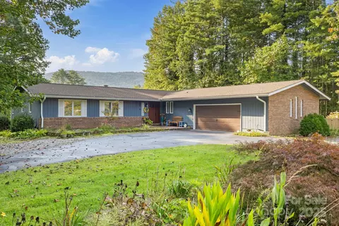 214 Vincent Pl, Hendersonville, NC 28739