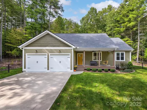 289 Thomas Rd, Hendersonville, NC 28739