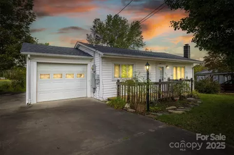 211 Hayes Ave, Hudson, NC 28638