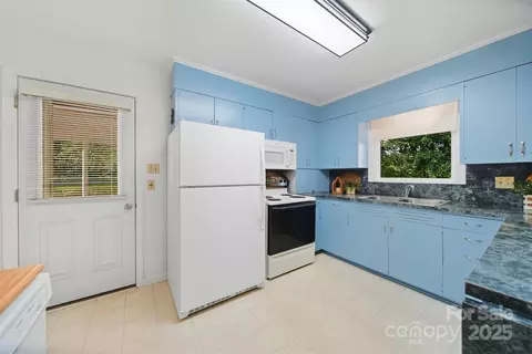 Kitchen - 210 7th Avenue Sw Pl SW, Conover, NC 28613 photo 4 of 6