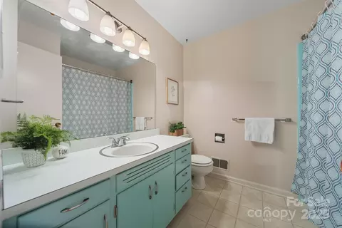 Bath - 210 7th Avenue Sw Pl SW, Conover, NC 28613 photo 2 of 2