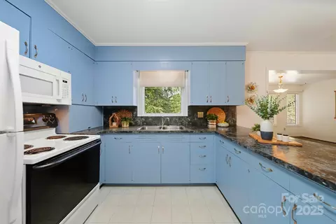 Kitchen - 210 7th Avenue Sw Pl SW, Conover, NC 28613 photo 5 of 6