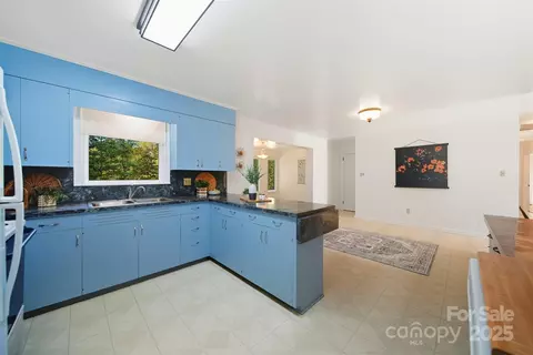 Kitchen - 210 7th Avenue Sw Pl SW, Conover, NC 28613 photo 3 of 6