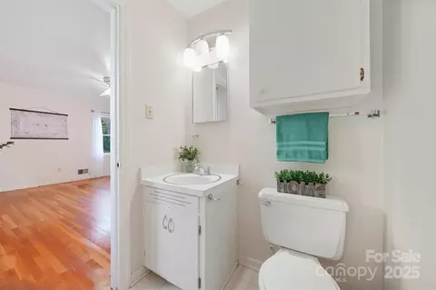 Bath - 210 7th Avenue Sw Pl SW, Conover, NC 28613 photo 1 of 2