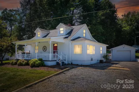 2330 Cedar Rock Cir, Lenoir, NC 28645