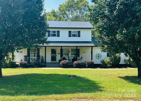 718 Double Springs Rd, Townville, SC 29689