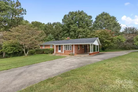 3004 Newton Dr, Statesville, NC 28677
