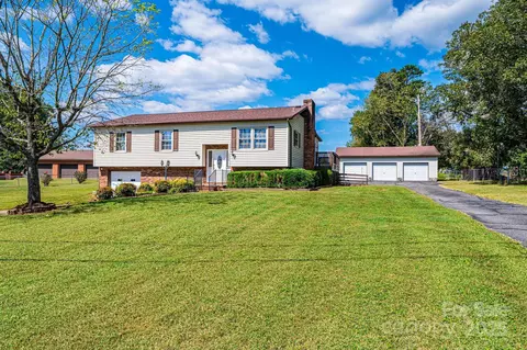 2764 Cliftwood Cir, Hickory, NC 28601