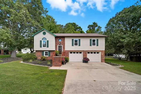 3308 Peachtree Pl, Lenoir, NC 28645