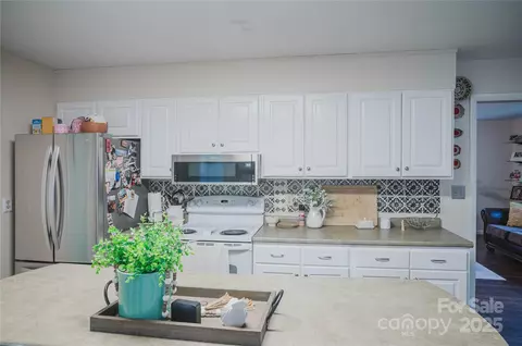 Kitchen - 20 Ridgeway Dr, Flat Rock, NC 28731 photo 4 of 5