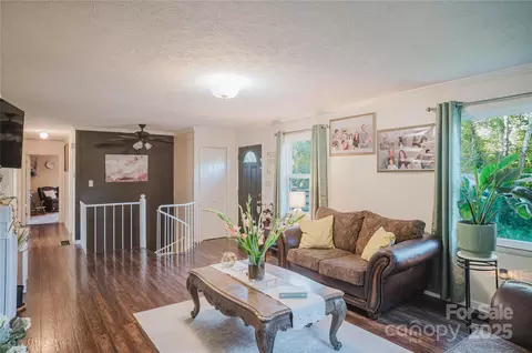 Living - 20 Ridgeway Dr, Flat Rock, NC 28731 photo 2 of 4