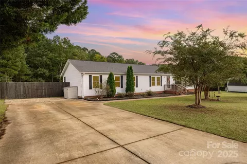 1147 Peppertree Dr, Mount Holly, NC 28120