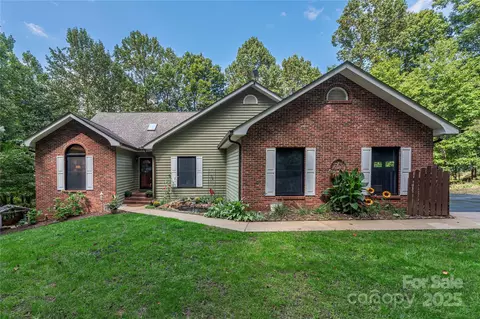 98 Red Oak Dr, Mills River, NC 28759