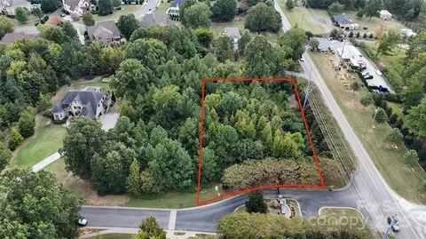 8335 Victoria Lake Dr, Waxhaw, NC 28173