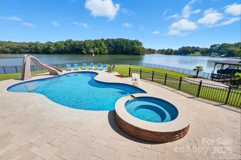 8424 Catawba Cove Dr, Belmont, NC 28012