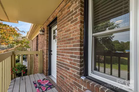 380 Corbly Dr, Hendersonville, NC 28739