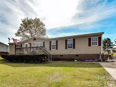 Exterior - 1565 Foxbrook Cir, Lancaster, SC 29720 photo 2 of 6