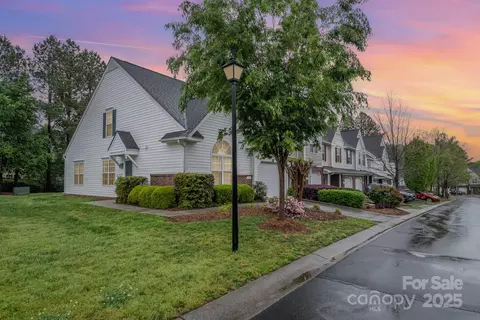942 Pelican Bay Dr, Pineville, NC 28134