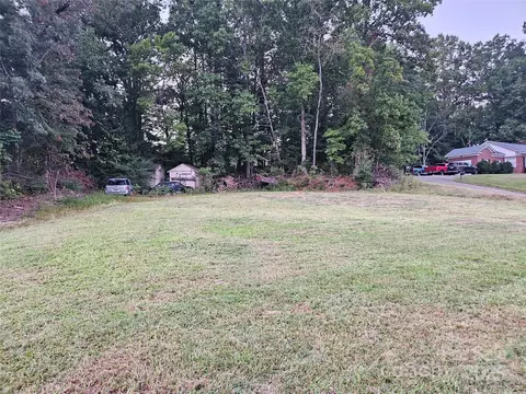 891 Court E St E, Marion, NC 28752