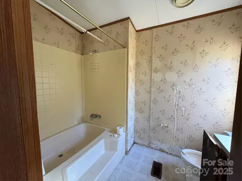 Bath - 181 Jeter St, Chester, SC 29706 photo 2 of 4