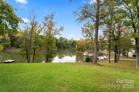 3733 Fox Valley Rd, Charlotte, NC 28278