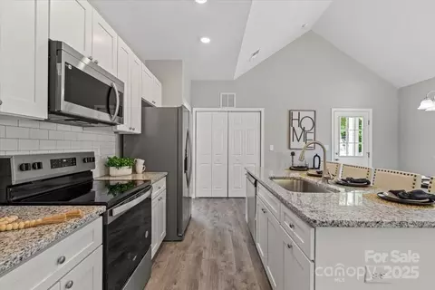 Entry Way - 215 E Division Ave, Salisbury, NC 28144 photo 1 of 2