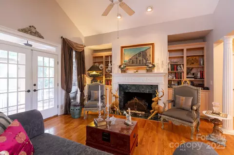 8731 Oakthorpe Dr, Charlotte, NC 28277