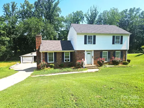 6713 Somersworth Dr, Charlotte, NC 28215