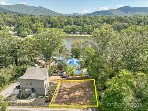 312 Lake Oak Dr, Black Mountain, NC 28711