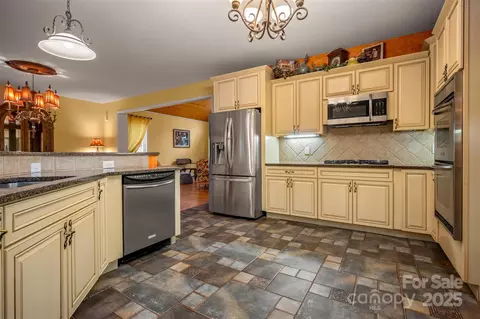 Kitchen - 768 White Oak Ln, Tryon, NC 28782 photo 4 of 5