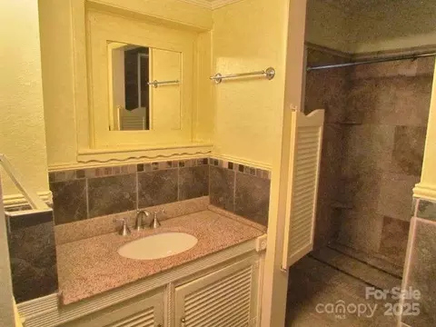 Bath - 3465 Lynn Rd, Tryon, NC 28782 photo 1 of 4