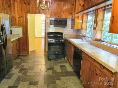 Kitchen - 3465 Lynn Rd, Tryon, NC 28782 photo 1 of 2