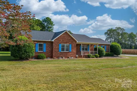 5136 Olde School Dr, Hickory, NC 28602