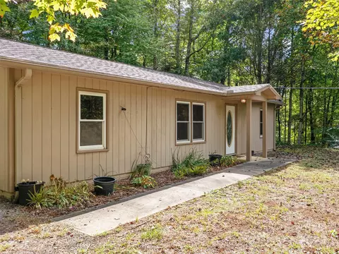158 Dover Ln, Spruce Pine, NC 28777