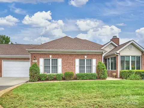 10340 Park Willow Dr, Charlotte, NC 28210