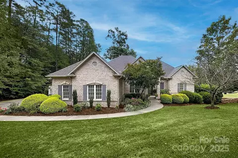 49 Divot Ct, Hickory, NC 28601