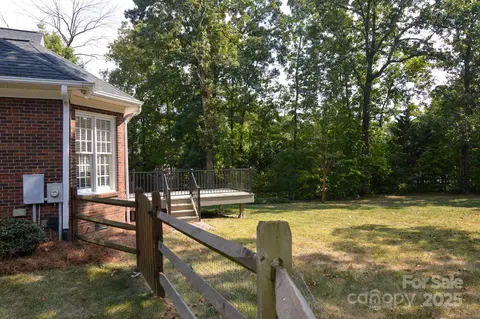 Exterior - 113 Eaglecrest Dr, Matthews, NC 28104 photo 4 of 6