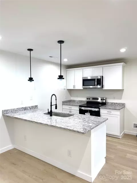 Kitchen - 233 Loggerhead Ct, Washington, NC 27889 photo 1 of 3