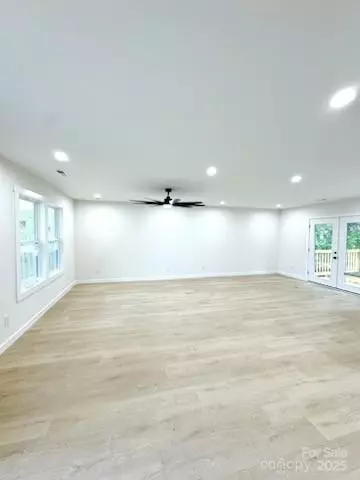 Living - 233 Loggerhead Ct, Washington, NC 27889 photo 2 of 2