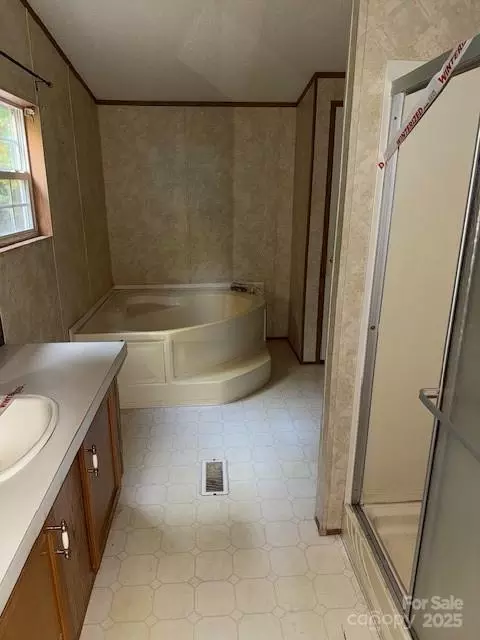Bath - 623 Shadowood Dr, Spruce Pine, NC 28777 photo 1 of 2