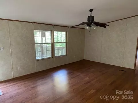 Living - 623 Shadowood Dr, Spruce Pine, NC 28777 photo 1 of 2