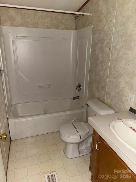 Bath - 623 Shadowood Dr, Spruce Pine, NC 28777 photo 2 of 2