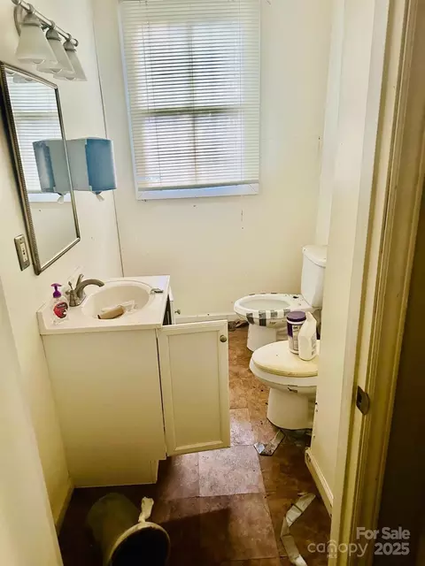 Bath - 903 E Arch St, Lancaster, SC 29720 photo 2 of 2