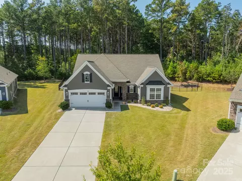 508 Vermeer Ct, Mount Holly, NC 28120