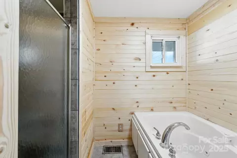 Bath - 31 Abbott Moore Rd, Clyde, NC 28721 photo 4 of 4