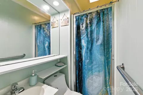 Bath - 31 Abbott Moore Rd, Clyde, NC 28721 photo 2 of 4